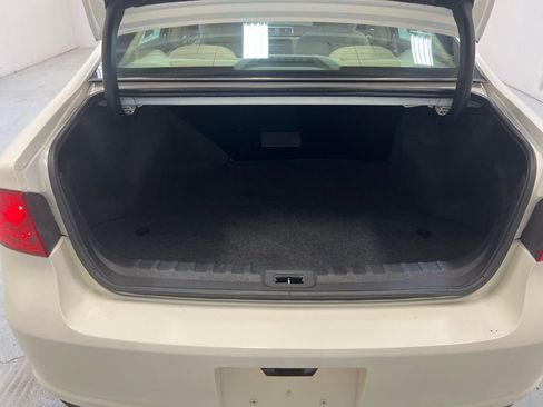 Used 2011 Buick Lucerne CX image 26