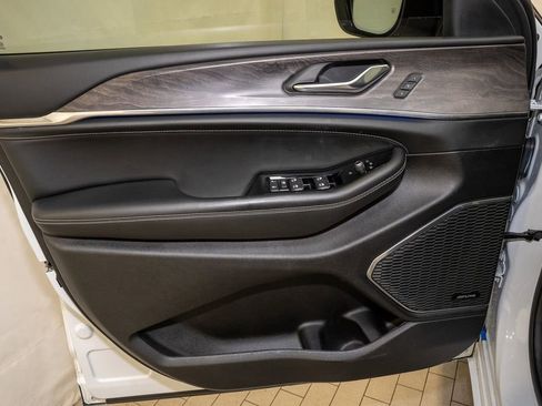 Used 2024 Jeep Grand Cherokee Overland image 13