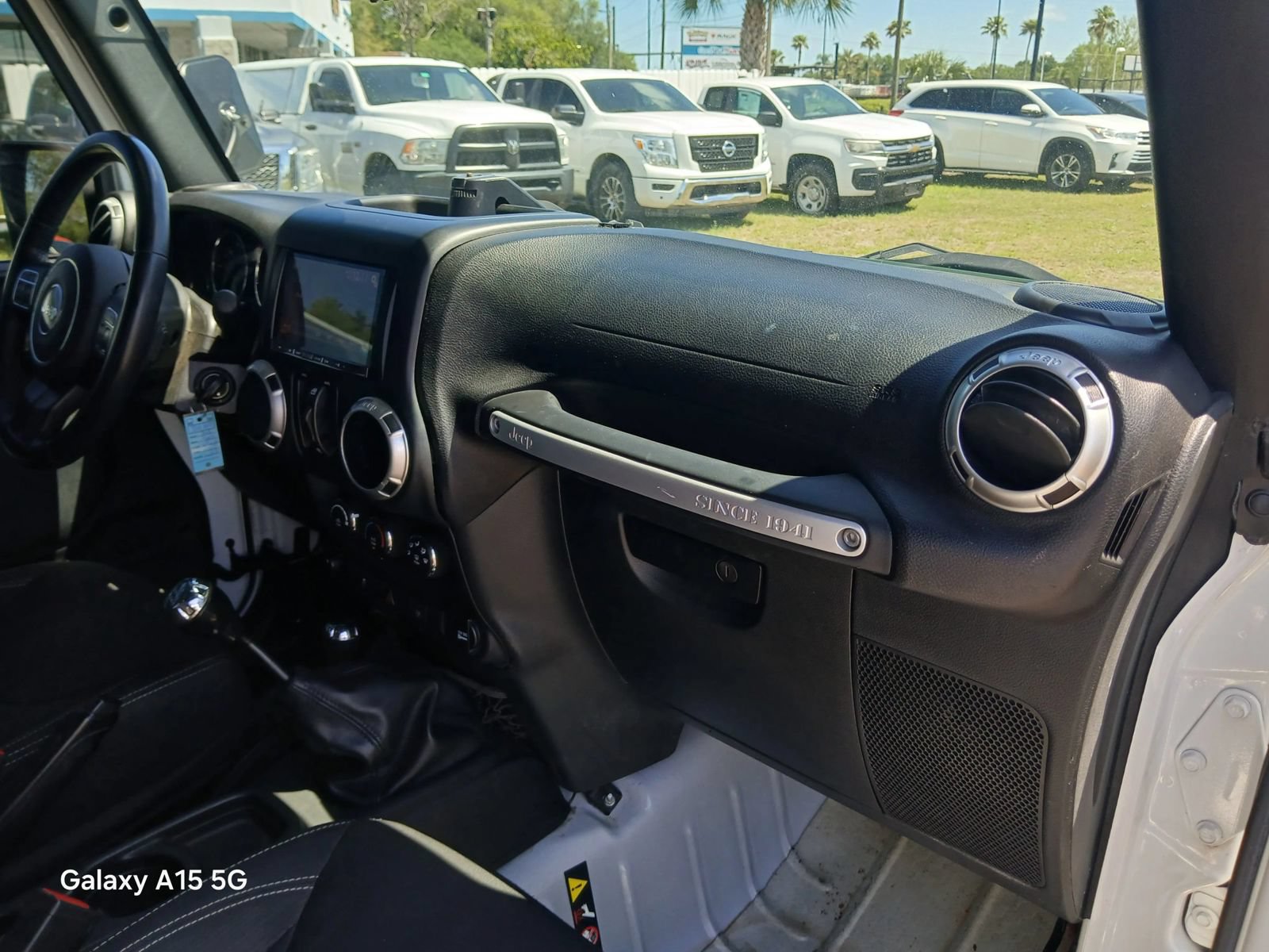Used 2016 Jeep Wrangler Unlimited Sahara w/ Connectivity Group AWD/4WD image 16