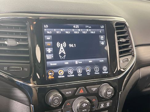 Used 2022 Jeep Grand Cherokee Laredo X image 15