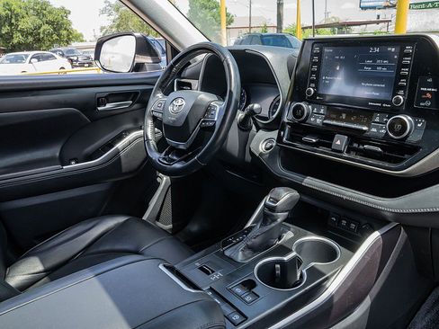 Used 2020 Toyota Highlander XLE FWD image 21