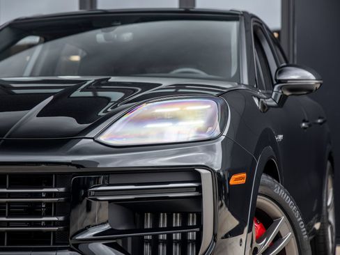 New 2025 Porsche Cayenne Turbo AWD/4WD image 16