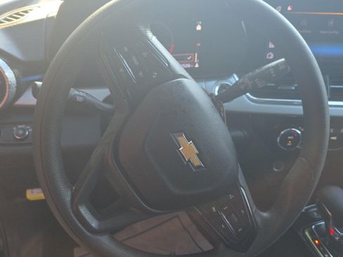 Used 2025 Chevrolet Trax LT FWD image 10