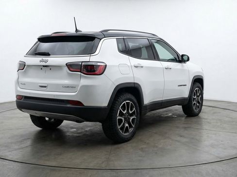 Used 2025 Jeep Compass Trailhawk image 9