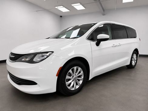 Used 2017 Chrysler Pacifica Touring w/ Tire & Wheel Group FWD image 16