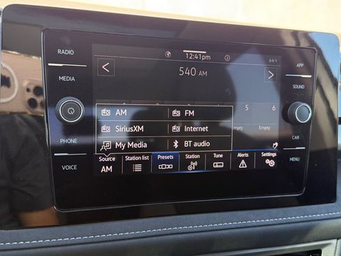 Certified 2025 Volkswagen Taos SE image 9