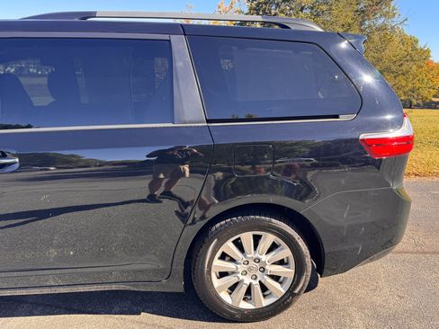 Used 2017 Toyota Sienna Limited Premium image 10