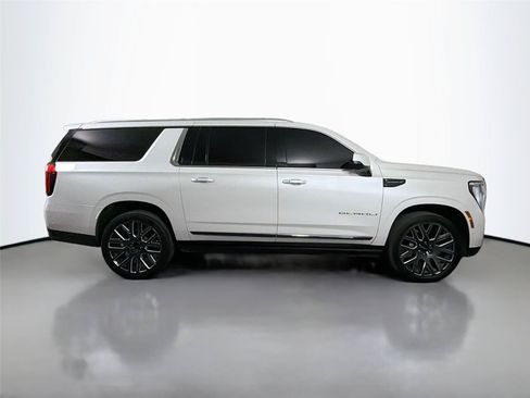 Used 2025 GMC Yukon XL Denali Ultimate AWD/4WD image 4