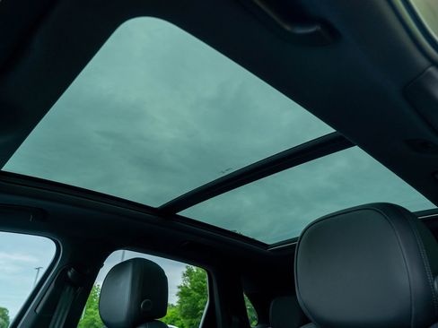 Certified 2024 Porsche Cayenne AWD/4WD image 31