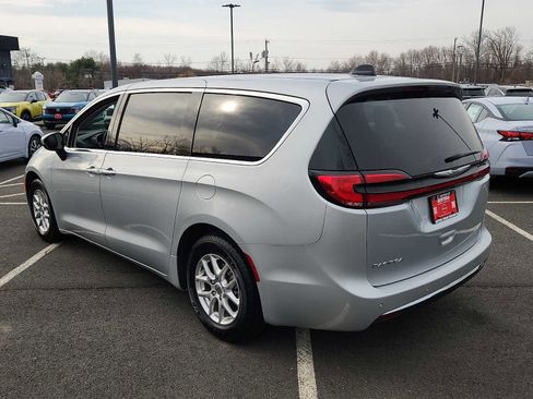 Used 2023 Chrysler Pacifica Touring-L image 6