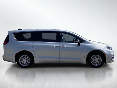 Used 2024 Chrysler Pacifica Touring FWD image 10