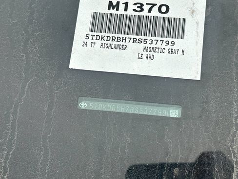 Used 2024 Toyota Highlander LE AWD/4WD image 4
