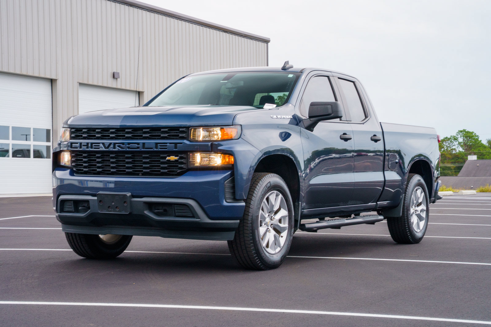 Used 2020 Chevrolet Silverado 1500 Custom w/ Custom Value Package RWD image 4