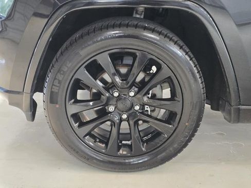 Used 2018 Jeep Grand Cherokee Altitude RWD image 8