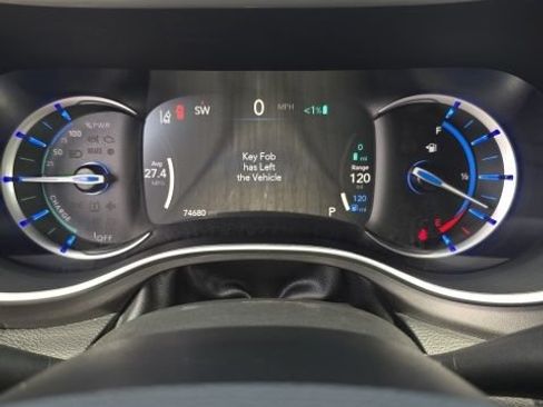 Used 2023 Chrysler Pacifica Touring-L FWD image 17