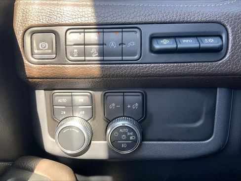 Used 2021 GMC Yukon Denali w/ Denali Premium Package AWD/4WD image 29