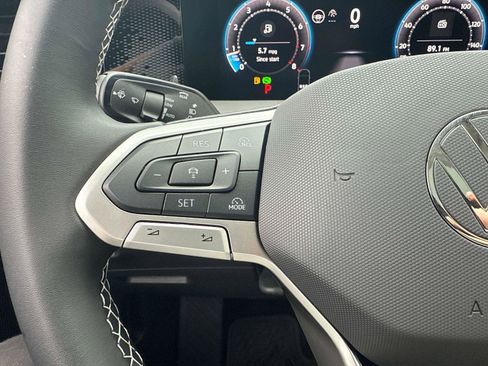 New 2025 Volkswagen Tiguan SE image 30