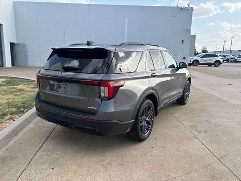 Used 2025 Ford Explorer ST-Line w/ ST-Line Street Pack AWD/4WD image 5