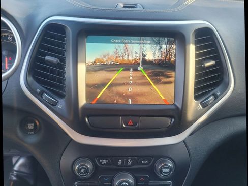 Used 2018 Jeep Cherokee Latitude Plus w/ Trailer Tow Group image 16