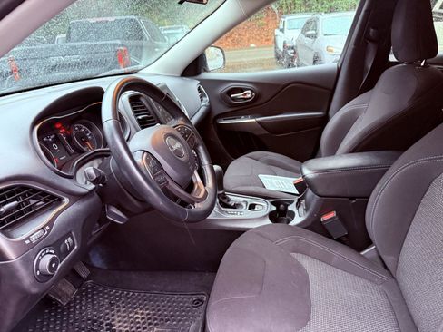 Used 2019 Jeep Cherokee Latitude w/ Cold Weather Group image 4