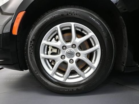 Used 2024 Chrysler Pacifica Touring-L FWD image 16