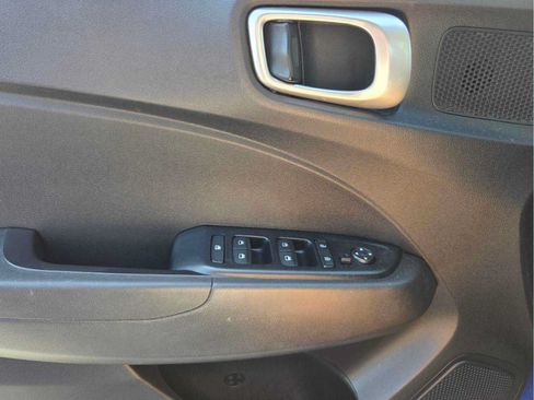 Used 2021 Hyundai Venue SEL FWD image 20