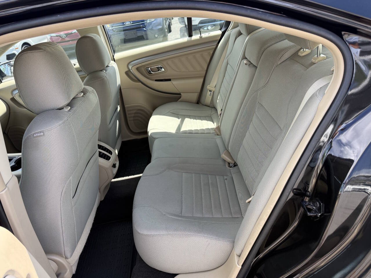 Used 2014 Ford Taurus SE FWD image 8