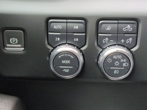 Used 2022 GMC Sierra 1500 AT4 w/ Technology Package AWD/4WD image 17