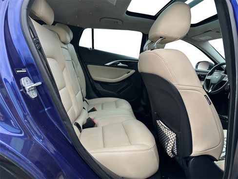 Used 2017 INFINITI QX30 Premium image 12
