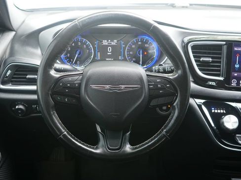 Used 2019 Chrysler Pacifica Touring-L w/ S Appearance Package FWD image 13