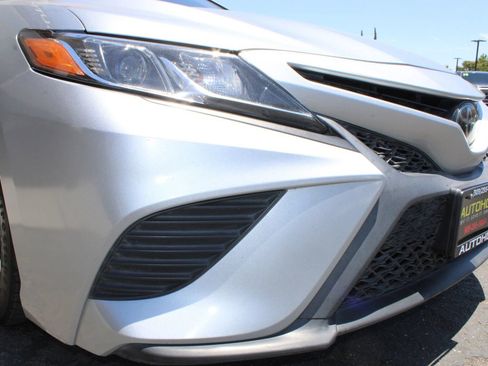 Used 2018 Toyota Camry SE FWD image 5