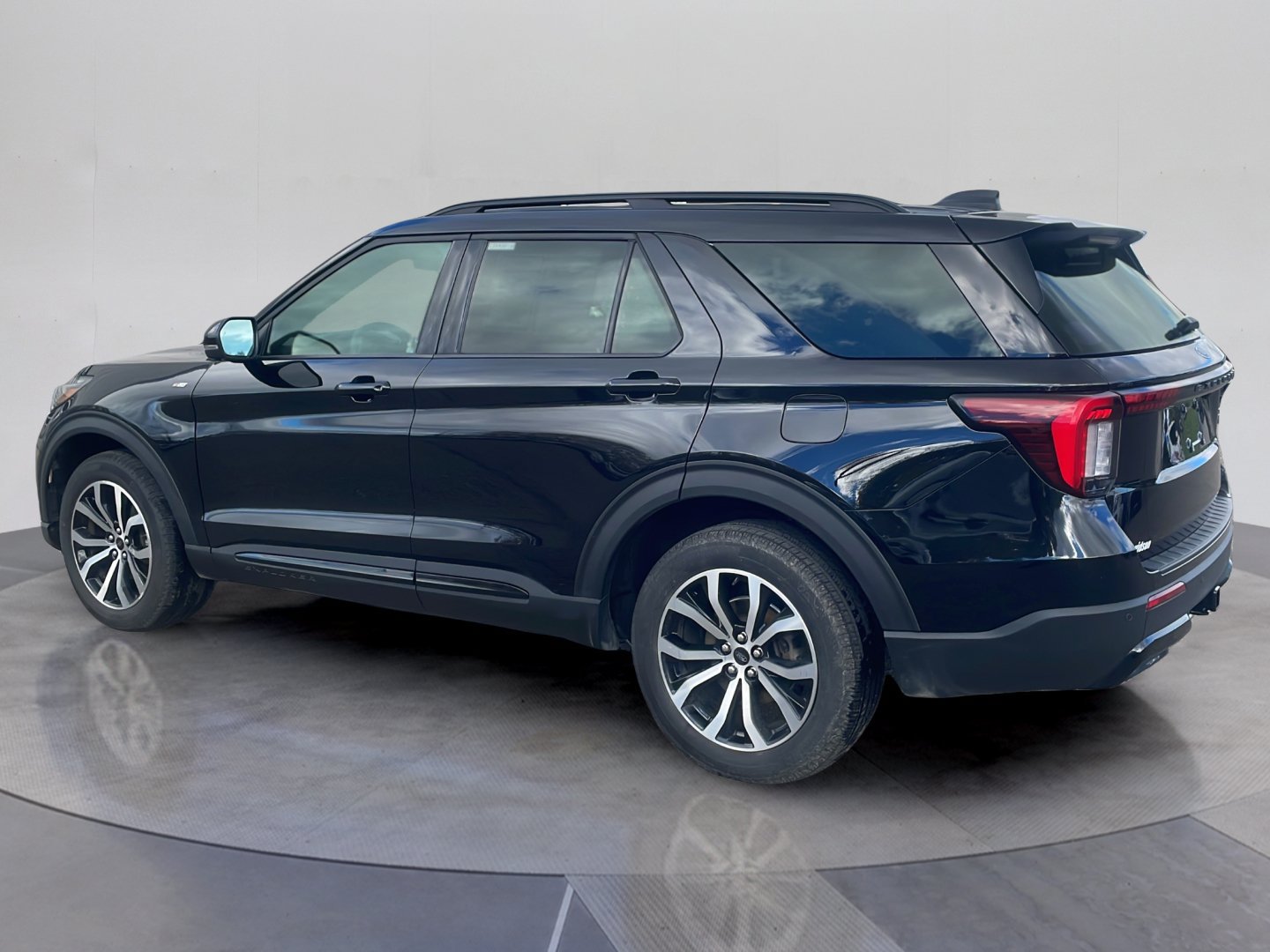 Used 2025 Ford Explorer ST-Line AWD/4WD image 3