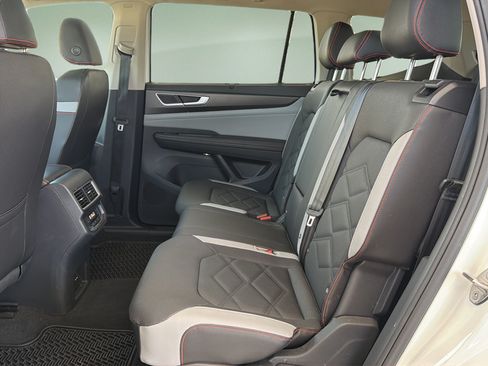 Used 2025 Volkswagen Atlas Peak Edition SE AWD/4WD image 19