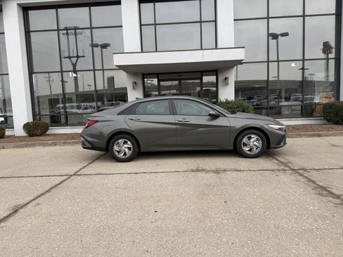 New 2026 Hyundai Elantra SE FWD image 3