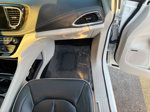 Used 2022 Chrysler Pacifica Limited image 18