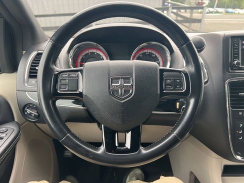 Used 2019 Dodge Grand Caravan SXT image 11