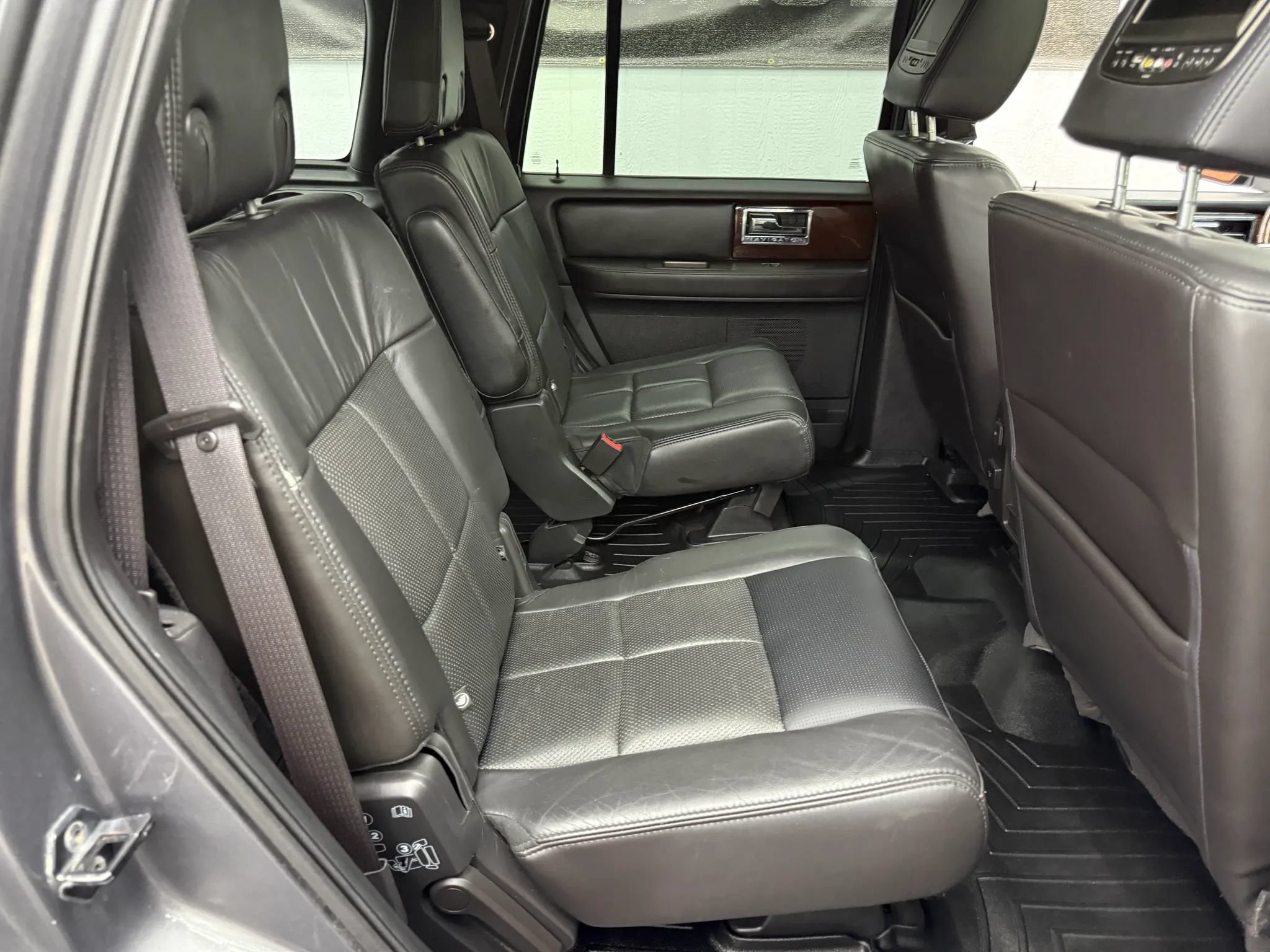 Used 2014 Lincoln Navigator 4WD image 9
