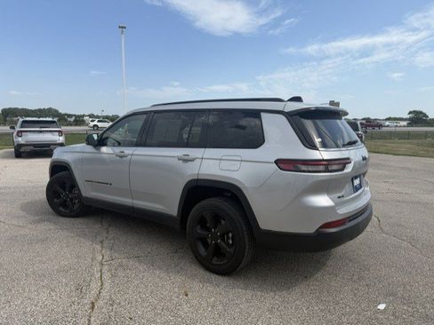 Used 2023 Jeep Grand Cherokee L Laredo AWD/4WD image 7