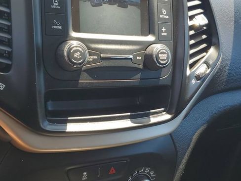 Used 2018 Jeep Cherokee Latitude w/ Altitude Package FWD image 25