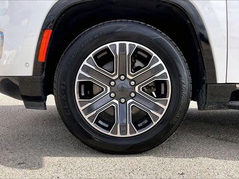 Certified 2024 Jeep Wagoneer Series II w/ Flexible Seating Group RWD image 34
