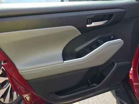 Used 2020 Toyota Highlander XLE image 6