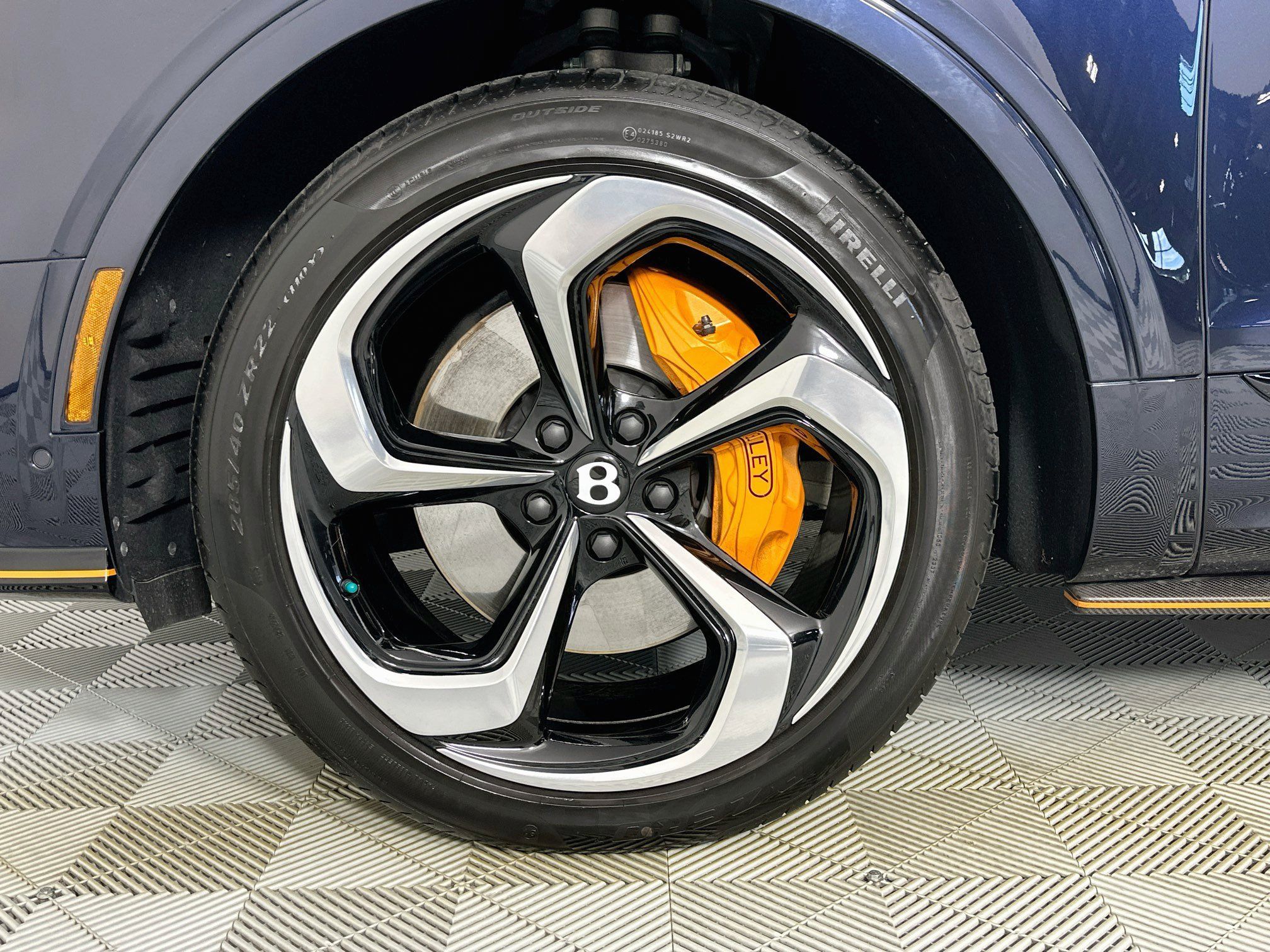 Certified 2025 Bentley Bentayga AWD/4WD image 6