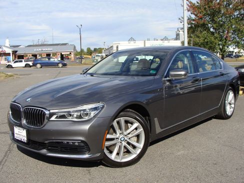 Used 2017 BMW 750i xDrive image 3