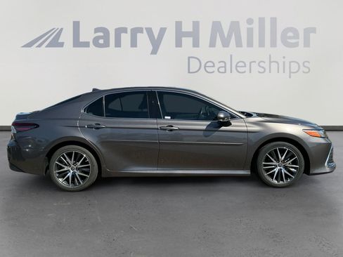 Used 2022 Toyota Camry XLE FWD image 6