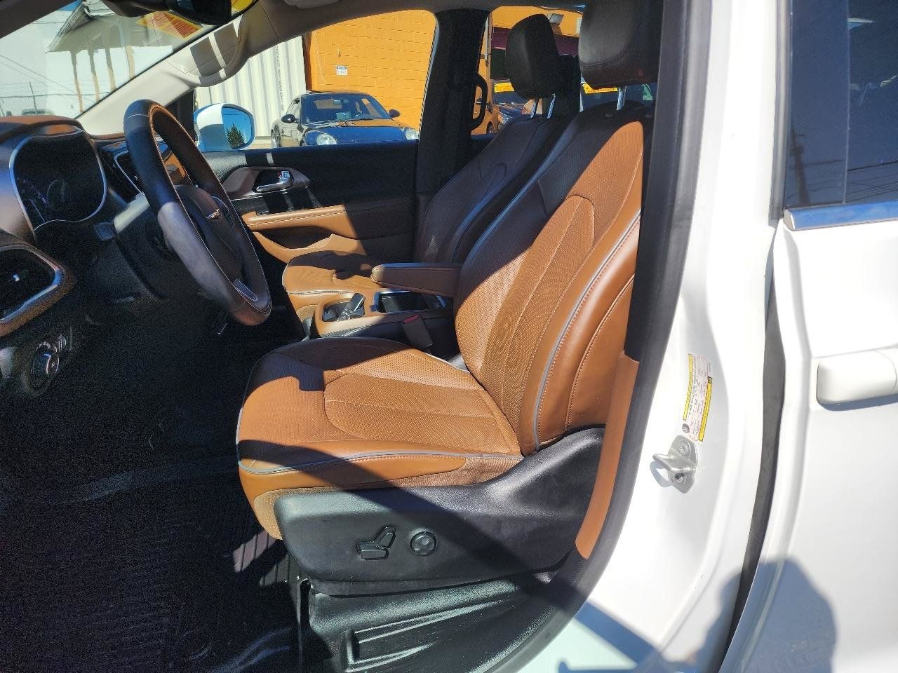 Used 2018 Chrysler Pacifica Limited w/ Advanced Safetytec Group FWD image 15