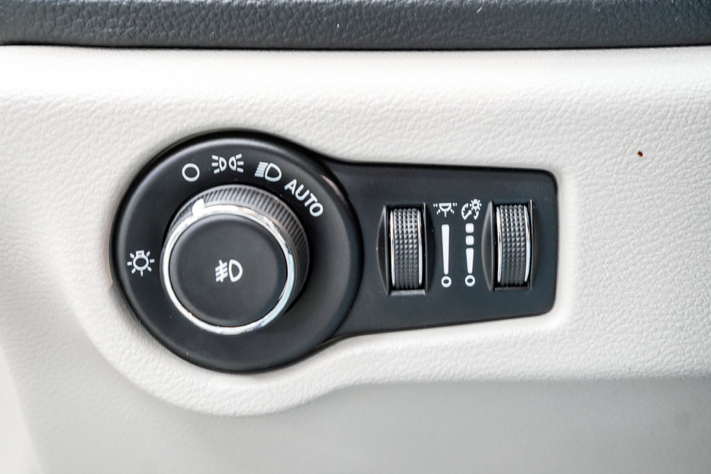 Used 2023 Chrysler Pacifica Limited FWD image 42