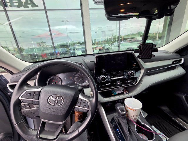 Used 2023 Toyota Highlander XLE FWD image 11