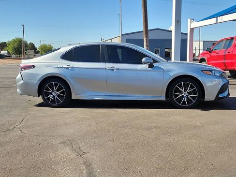 Used 2022 Toyota Camry SE FWD image 5