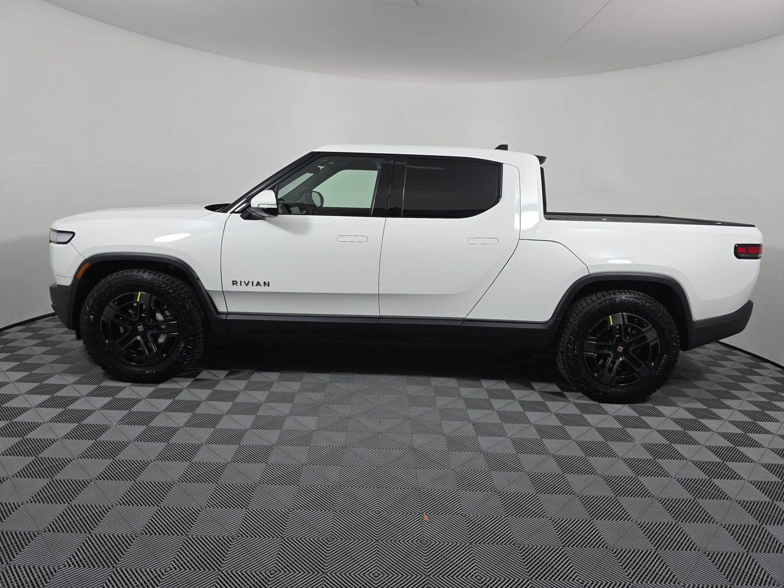 Used 2023 Rivian R1T Adventure Dual AWD/4WD image 2