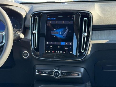 Certified 2025 Volvo XC40 B5 Core image 14